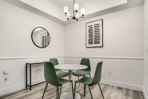 Boulevard Stays Quiet Modern 1BR Pickleball Pool Parking Gym 07