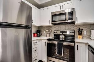 Boulevard Stays Quiet Modern 1BR Pickleball Pool Parking Gym 07