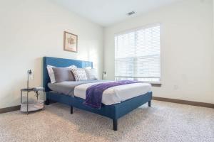 Boulevard Stays Charming 2BR Retreat Pool Parking Gym