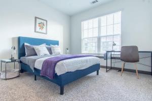 Boulevard Stays Charming 2BR Retreat Pool Parking Gym