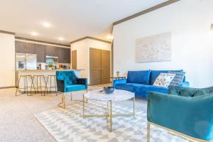 Boulevard Stays Charming 2BR Retreat Pool Parking Gym