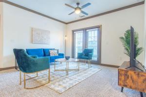 Boulevard Stays Charming 2BR Retreat Pool Parking Gym