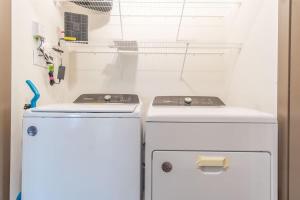 Boulevard Stays Charming 2BR Retreat Pool Parking Gym