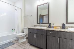 Boulevard Stays Charming 2BR Retreat Pool Parking Gym