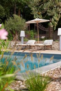 Villas Villa Po-Strophe - Batiment classe avec piscine : photos des chambres