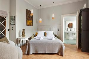 Villas Villa Po-Strophe - Batiment classe avec piscine : photos des chambres