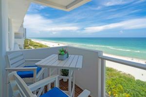 Elara Beachfront 2 Bedrooms Direct OceanView with Parking