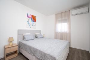 Family-friendly apartments with swimming pool Vir - Lozice, Vir - 24328