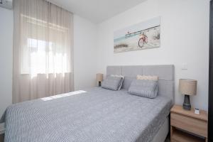 Family-friendly apartments with swimming pool Vir - Lozice, Vir - 24328