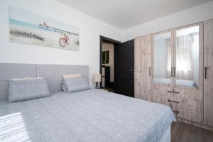 Family-friendly apartments with swimming pool Vir - Lozice - 24328