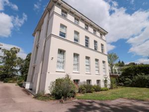 Flat 2 Battledown Grange