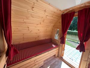 Schlaf-Fässer am Campingplatz Lienheim