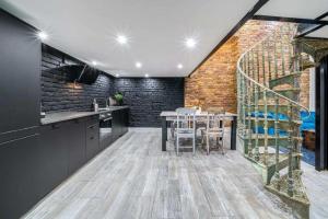 City Center Loft Haven: Modern Elegance