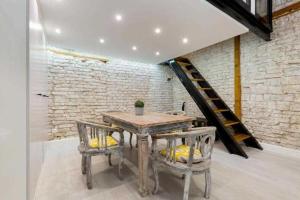 Vintage Vibe: Your Central City Escape