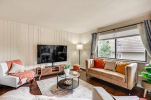 2 Mi to CU Boulder Mtn-View Condo with Pool Access