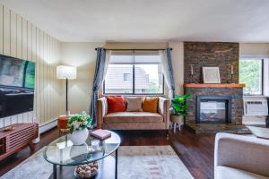 2 Mi to CU Boulder Mtn-View Condo with Pool Access