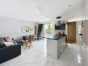 Stylish 1-bedroom apartment with sea view on La Croisette