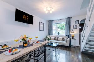 NEW! 2BR with Parking, Near Manchester City