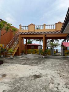 Simala Beach House Beachfront 4BR Retreat by the Sea