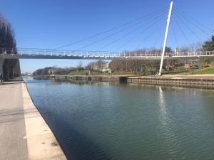 Private bedroom in a charming apartment on the banks of the Canal de l Ourcq