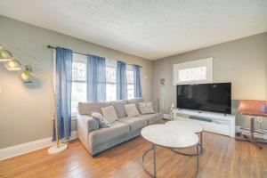 2 Mi to Zoo Charming Apt with Balcony in Cleveland