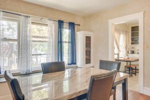 2 Mi to Zoo Charming Apt with Balcony in Cleveland