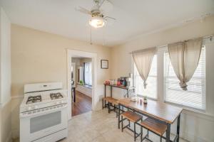 2 Mi to Zoo Charming Apt with Balcony in Cleveland