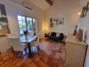 Villages vacances Les Garrigues de la Vallee des Baux : photos des chambres