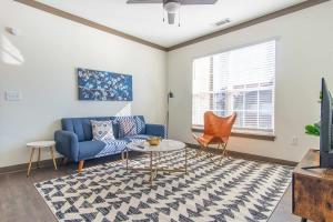 Boulevard Stays Expansive 1BR Suite Pool Parking & Gym