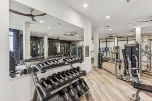 Boulevard Stays Modern Roosevelt Row Suite 1BR Pool Gym 2