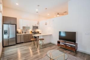 Boulevard Stays Modern Roosevelt Row Suite 1BR Pool Gym 3