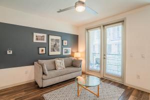 Boulevard Stays Modern Roosevelt Row Suite 1BR Pool Gym 4