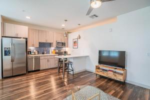 Boulevard Stays Modern Roosevelt Row Suite 1BR Pool Gym 4