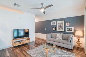 Boulevard Stays Modern Roosevelt Row Suite 1BR Pool Gym 4