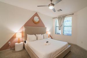 Boulevard Stays Modern Roosevelt Row Suite 2BR Pool Gym 5