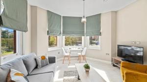 Stylish 2 Bedroom Apartment with Free Parking