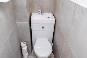 Spacious 4 Bedroom Home with Parking Near Heathrow