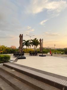 Skyline Stay - City View - Pool and Gym