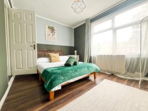 Cozy Croydon home with private garden & free parking contractors & family