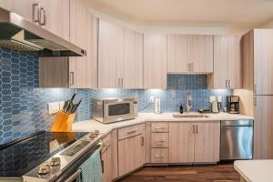 Boulevard Stays Modern Roosevelt Row Suite 2BR Pool Gym 6