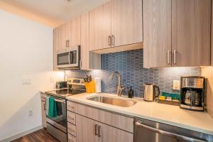 Boulevard Stays Modern Roosevelt Row Suite 1BR Pool Gym 7