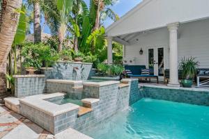 Tranquil Oasis with Hot Tub, Near DT & Beach Scene