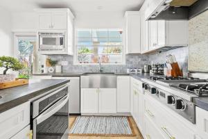 Tranquil Oasis with Hot Tub, Near DT & Beach Scene