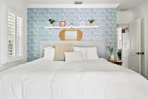 Tranquil Oasis with Hot Tub, Near DT & Beach Scene