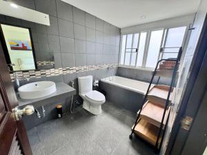 Modern Kamala Townhouse Hideaway with Shared Pool