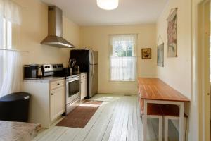 Central Picton Apartment, Sleeps 8; The Iron Horse