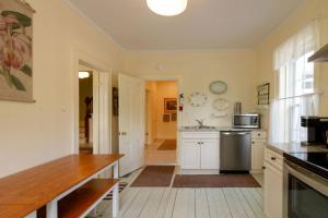 Central Picton Apartment, Sleeps 8; The Iron Horse