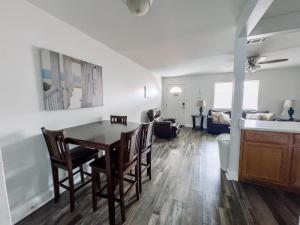 Cozy 1 bed condo with pool