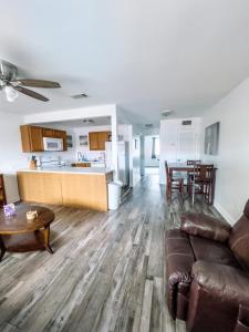 Cozy 1 bed 1 bath Condo with pool, close to beach