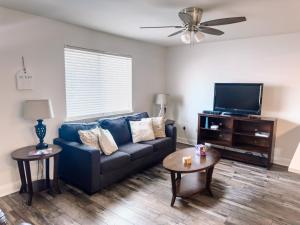 Cozy 1 bed 1 bath Condo with pool, close to beach